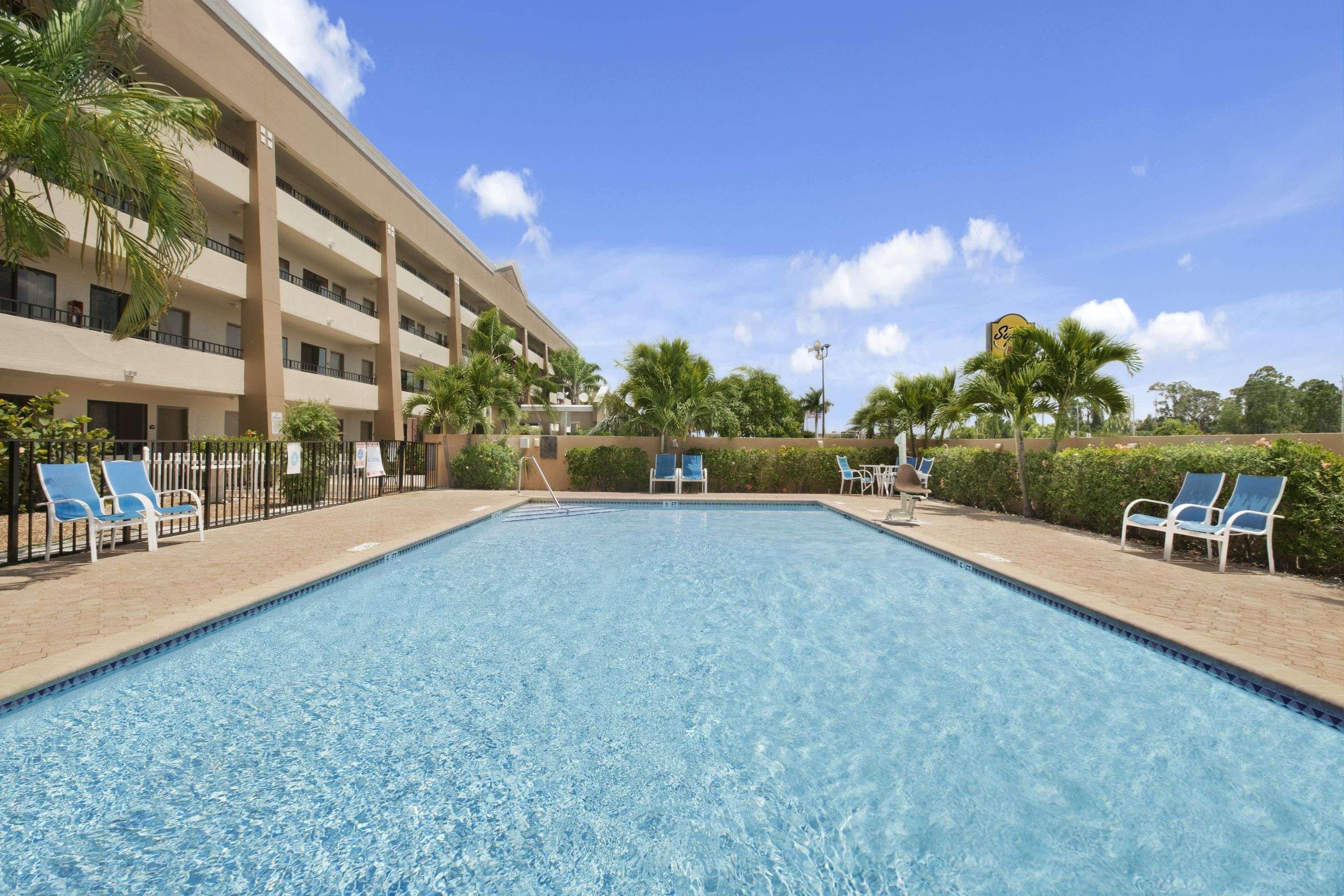 Super 8 By Wyndham Fort Myers Exterior photo