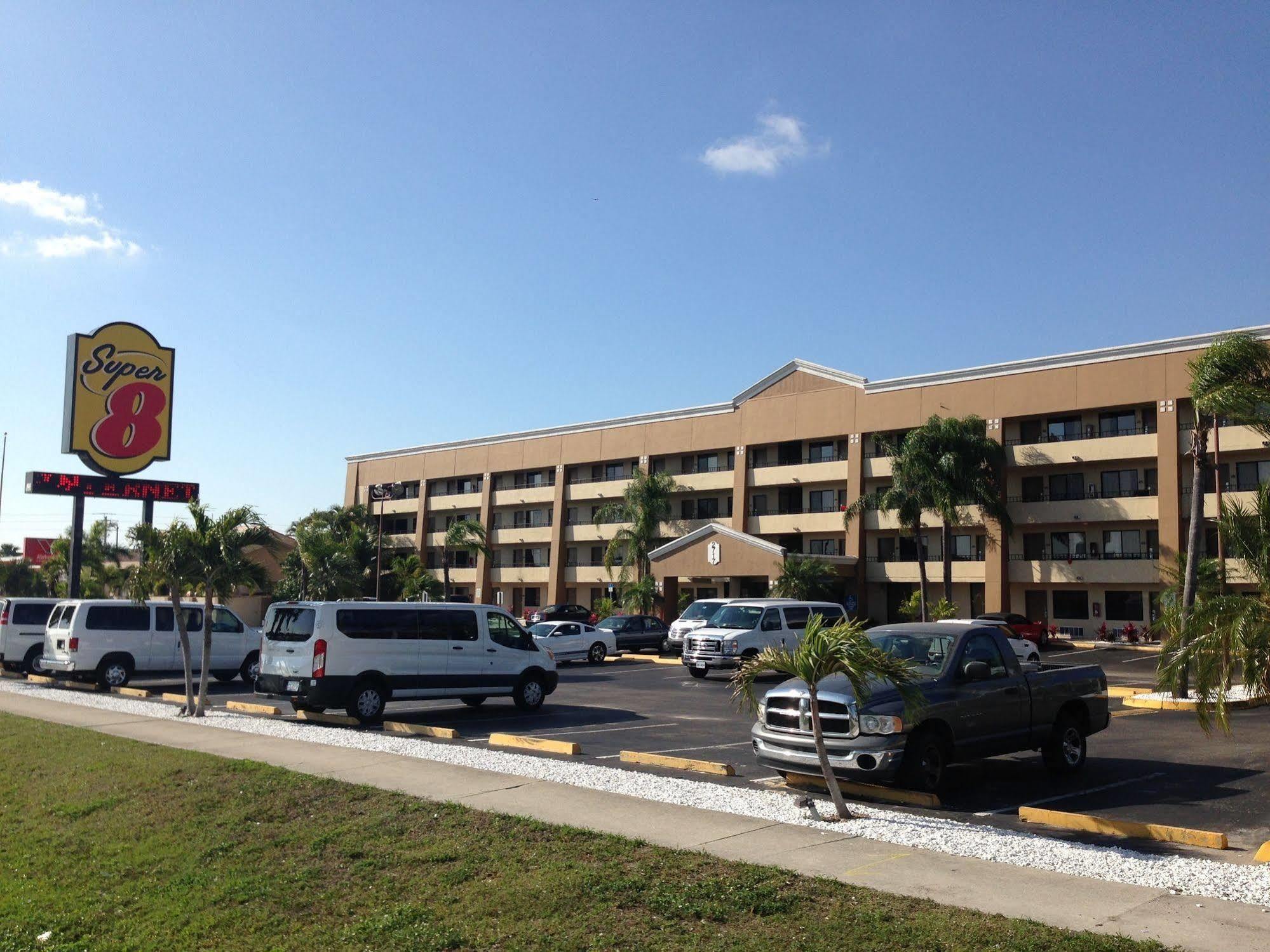 Super 8 By Wyndham Fort Myers Exterior photo