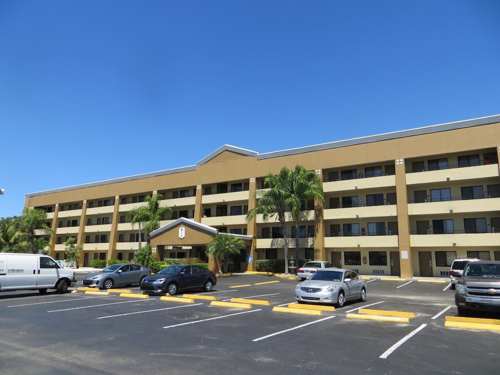 Super 8 By Wyndham Fort Myers Exterior photo