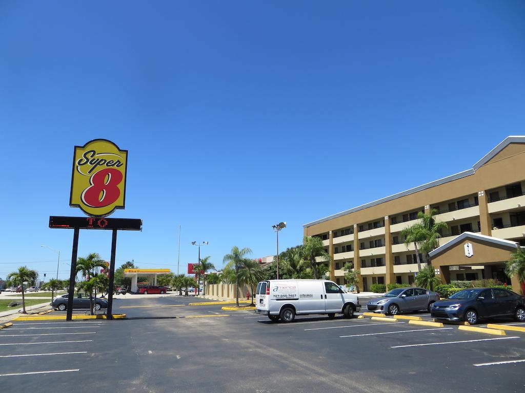Super 8 By Wyndham Fort Myers Exterior photo