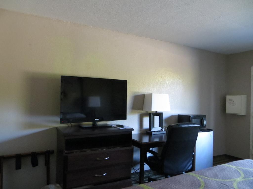 Super 8 By Wyndham Fort Myers Exterior photo